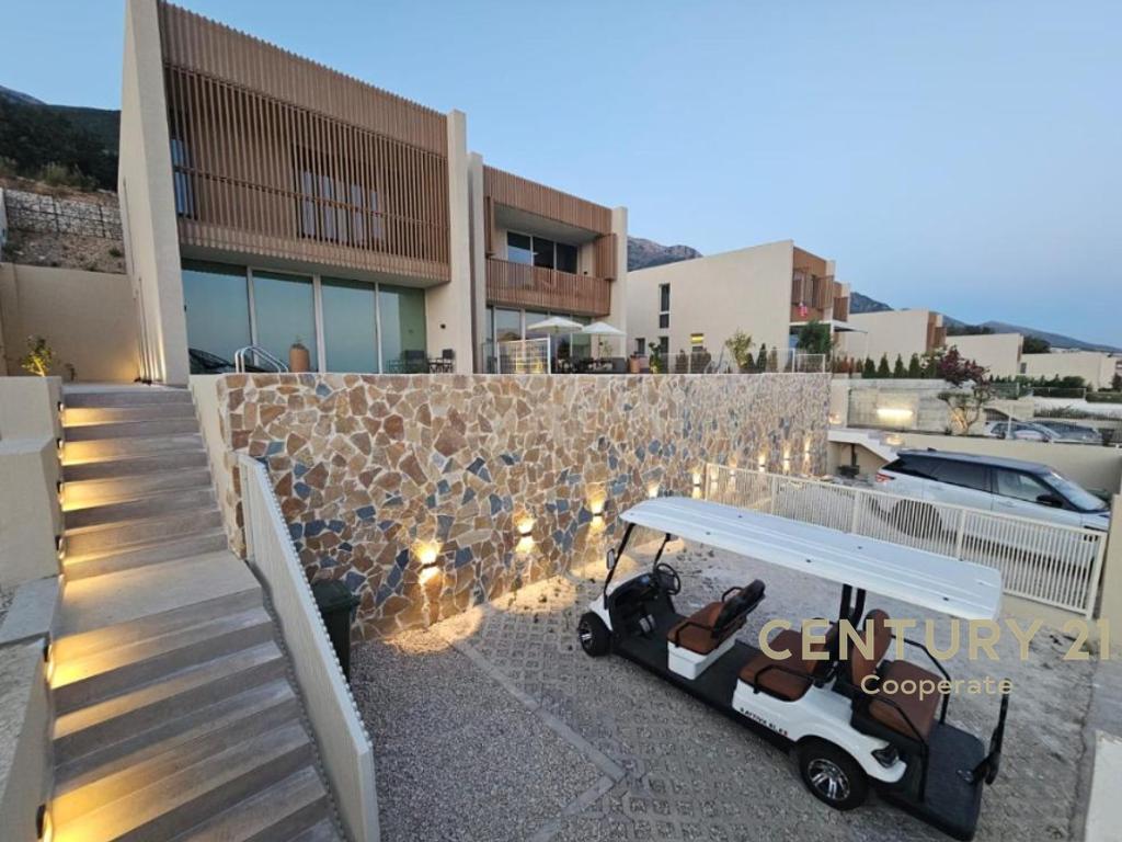 SEASONAL RENTAL AVAILABLE - VILLA IN GREEN COAST