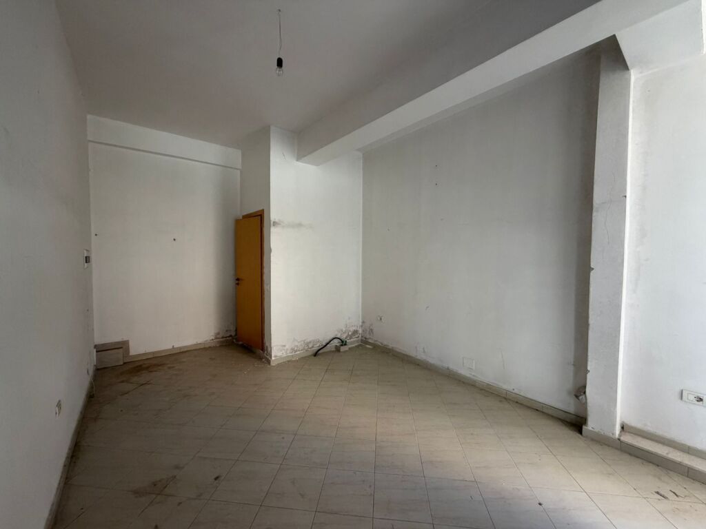 Shop for Long-term Rent - Sheshi i Flamurit, near Bank, Vlore