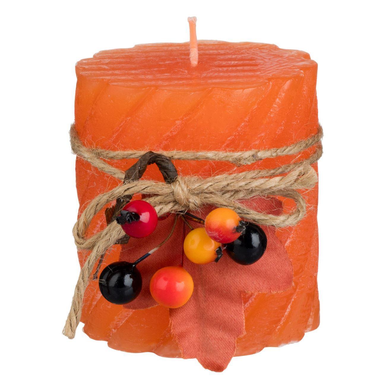 Candela arancione con motivo in rilievo & bacche 6.5x7.5cm