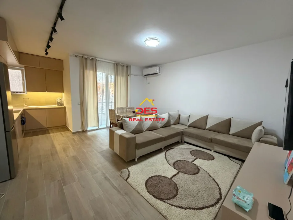 Vlore, 2+1 apartment for rent with Balcony, 6th Floor, 120 m² 700 € (Gjergj Arianiti St)